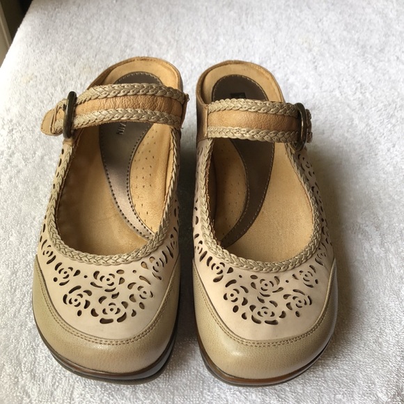 White Mountain leather Mary Jane style clogs - Picture 3 of 12